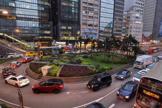 中區環球大廈對開迴旋處塞車嚴重