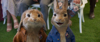 森美和阿Mo分别于真人动画《比得兔2：走佬日记》 声演「比得」（右）及「宾仔」。