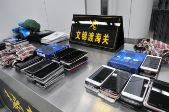 海關檢獲165部手機、2個移動硬盤。