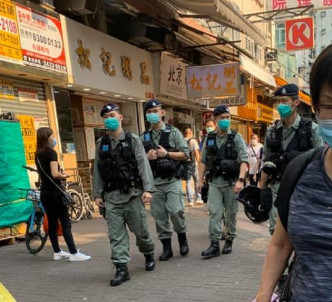元朗多处可见有警员巡逻。 ‎Janice Cheung‎ 网民图片 facebook群组香港突发事故报料区