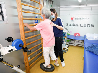物理治療師為患者提供運動治療。香港傷健協會圖片