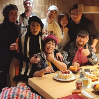 萧敬腾带妈妈到自己开设的日本料理餐厅庆祝。