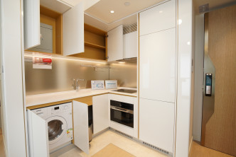 開放式廚房實用性高，兼顧儲物及下廚需要。（2A座28樓E室交樓標準示範單位）