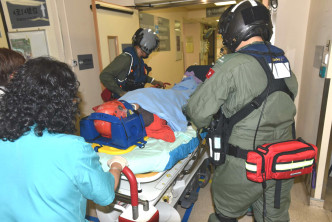 伤者送东区医院治理。