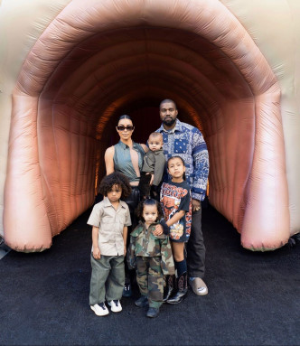 Kanye与Kim于2014年结婚，育有4名子女。