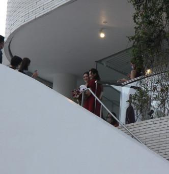 張寶兒臨入會場前和姊妹朱智賢影合照。