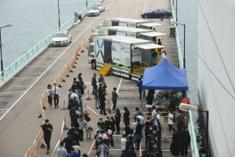 市民到海港城排队进行检测。