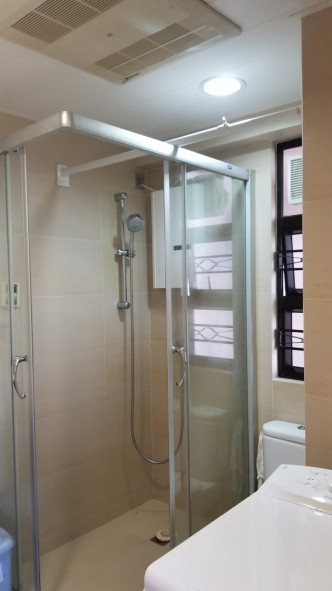 浴室装有抽气扇和浴室宝，能够保持室内空气流通，减少湿气。
