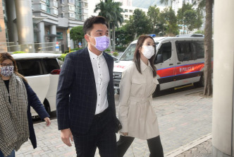 杨明与女友庄思明于早上9时许现身法院。