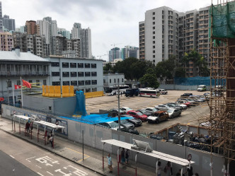 深水埗警署大门放置水马，停车场放蓝纱防止示威者投石。