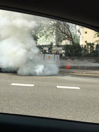 私家车起火冒烟。网民Ringo Lau图片