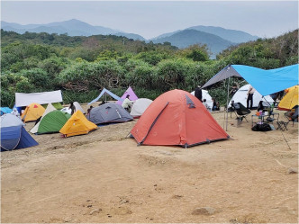 塔門的草地已被踩成一片沙地。FB群組「十四鄉牛牛 - 西貢」圖片