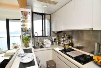 厨房采半开放式设计，已有厨柜等设备。