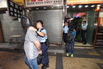 警方在深水埗桂林街拘捕多人。