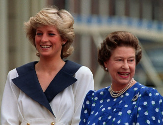 戴妃与英女王。AP