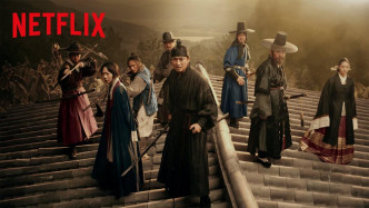 《尸战朝鲜》由朱智勋和裴斗娜主演。