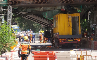 连翔道天桥往荃湾方向，近民众安全服务队总部的唯一行车线仍然封闭。