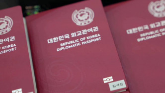 印有BTS名字的外交護照。
