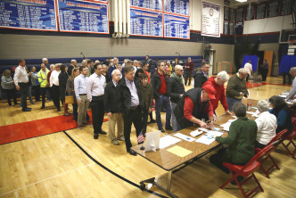 宾夕法尼亚州选民开始投票。AP