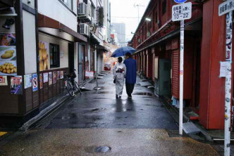 疫情下日本街头显得冷冷清清。AP