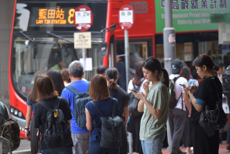 蓝田巴士站排长龙。