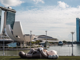 《KAWS：假日》在新加坡的大型吹气公仔展示活动，因法庭禁制令被迫停办。网图