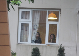二人返归等外卖，郭晶晶和妈咪就在窗边一路倾一路望住对面街餐厅。