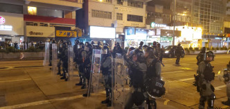 防暴警在旺角警署对开的弥敦道布防。