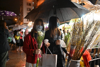 市民晚上到旺角选购年花。