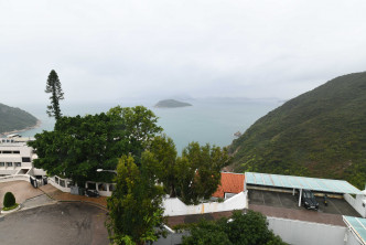 单位外望开扬翠绿山景及舂坎湾海景。