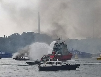 消防出動滅火輪並開動一條喉救火。FB香港突發事故報料區Lam Hotblood圖片