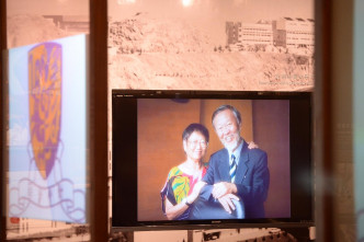 弔唁區播放介紹高錕生平的影片。
