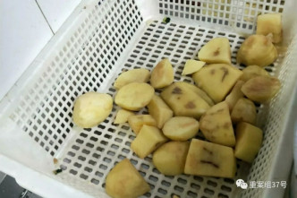 員工被要求切走薯仔腐爛部位，其餘正常出售。網上圖片
