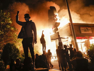 事件引发美国多个城市有示威活动引发骚乱。AP