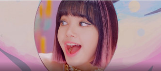 LISA於MV中的粉色系妝容。
