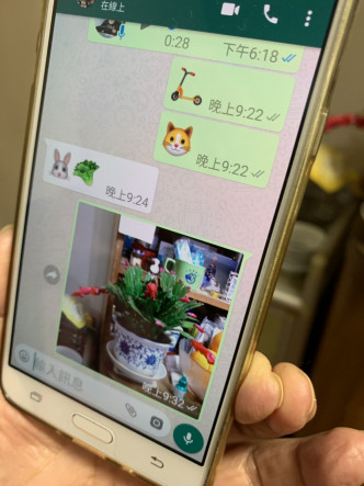 SNOW婆婆学习用WhatsApp Emoji及传送图片功能。SNOW图片