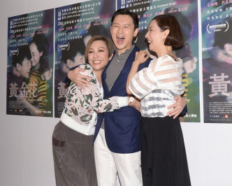 凌文龙左拥右抱两个「妈妈」。
