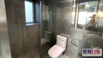 浴室采独立淋浴间设计，悭位实用。