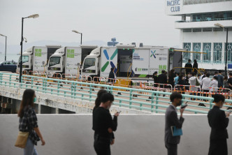 市民到海港城排队进行检测。