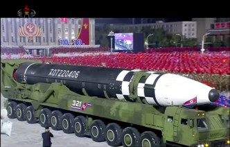 北韩阅兵展示新型洲际及潜射弹道导弹。AP图片