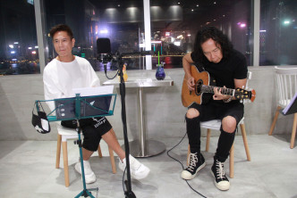 Patrick同Joey Tang曾經為《頭條娛樂》FB Page開live作個唱熱身。