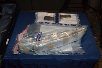 警方在行李箱暗格搜出140萬元可卡因。