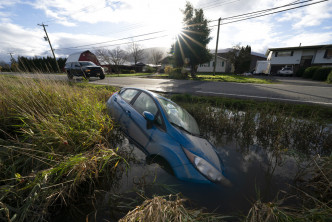 汽車困在泥濘中。AP圖片