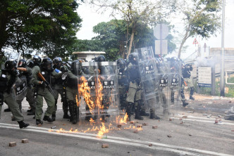 示威者上月12日與警察爆發激烈衝突。資料圖片
