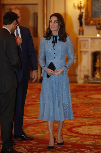凱特穿上粉藍色喱士連身裙精神不錯。AP
