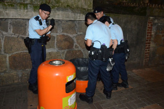 警员搜查垃圾桶