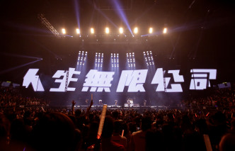 五月天《人生无限公司》巡唱香港站昨晚举行第5场。