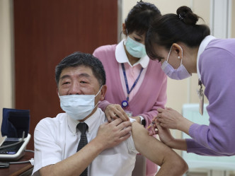 衞生福利部长陈时中接种疫苗。AP图片