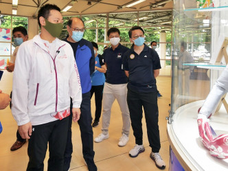 徐英伟（左二）观赏不同运动的装备，包括单车运动员李慧诗参赛时穿着的战衣。