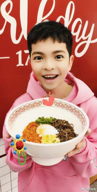 「傅麵麵」官方微博分享了蕭敬騰的可愛P圖送上祝賀。